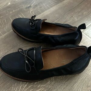 Vionic Black Leather Bow-Accent Women's Loafers